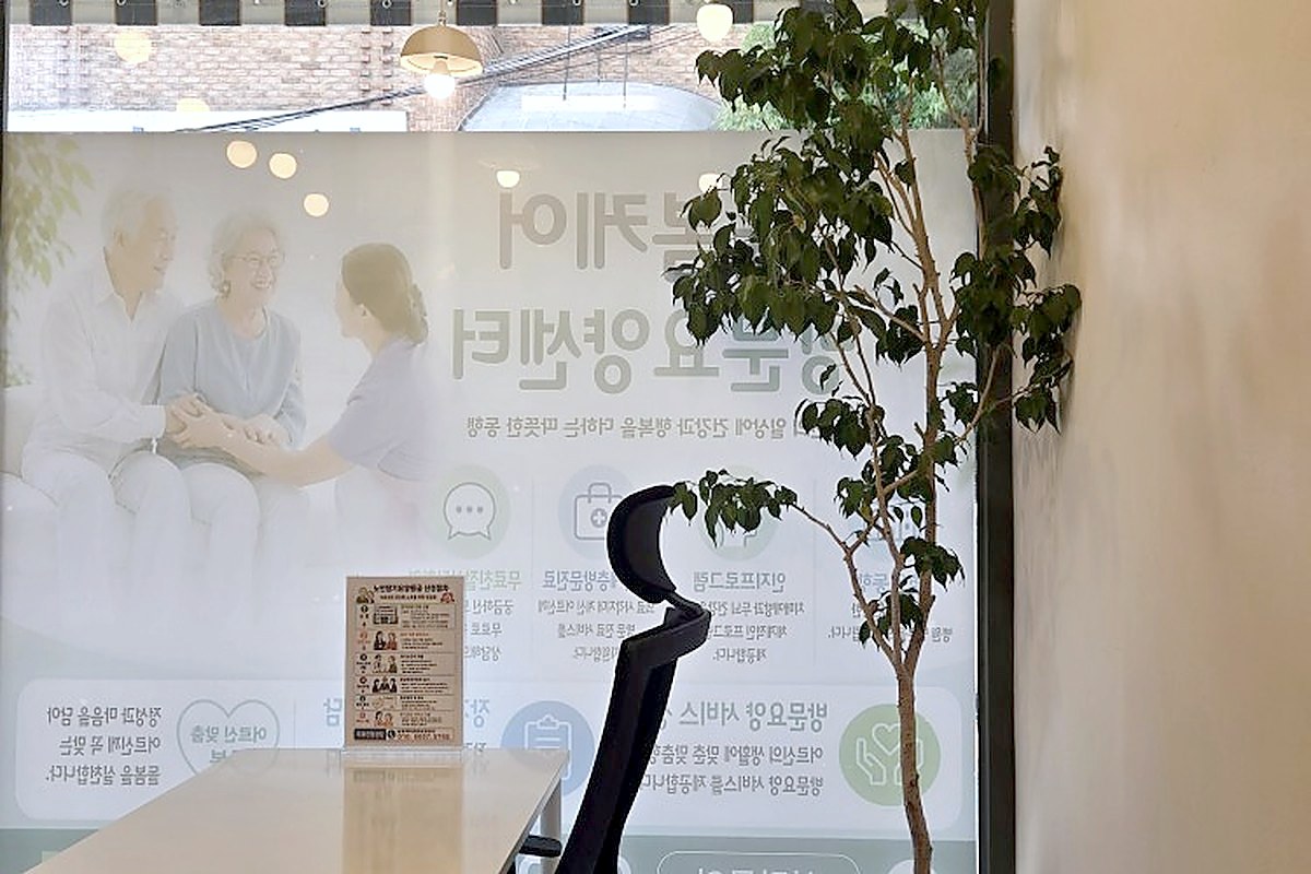 상담 테이블과 창 안내 시트